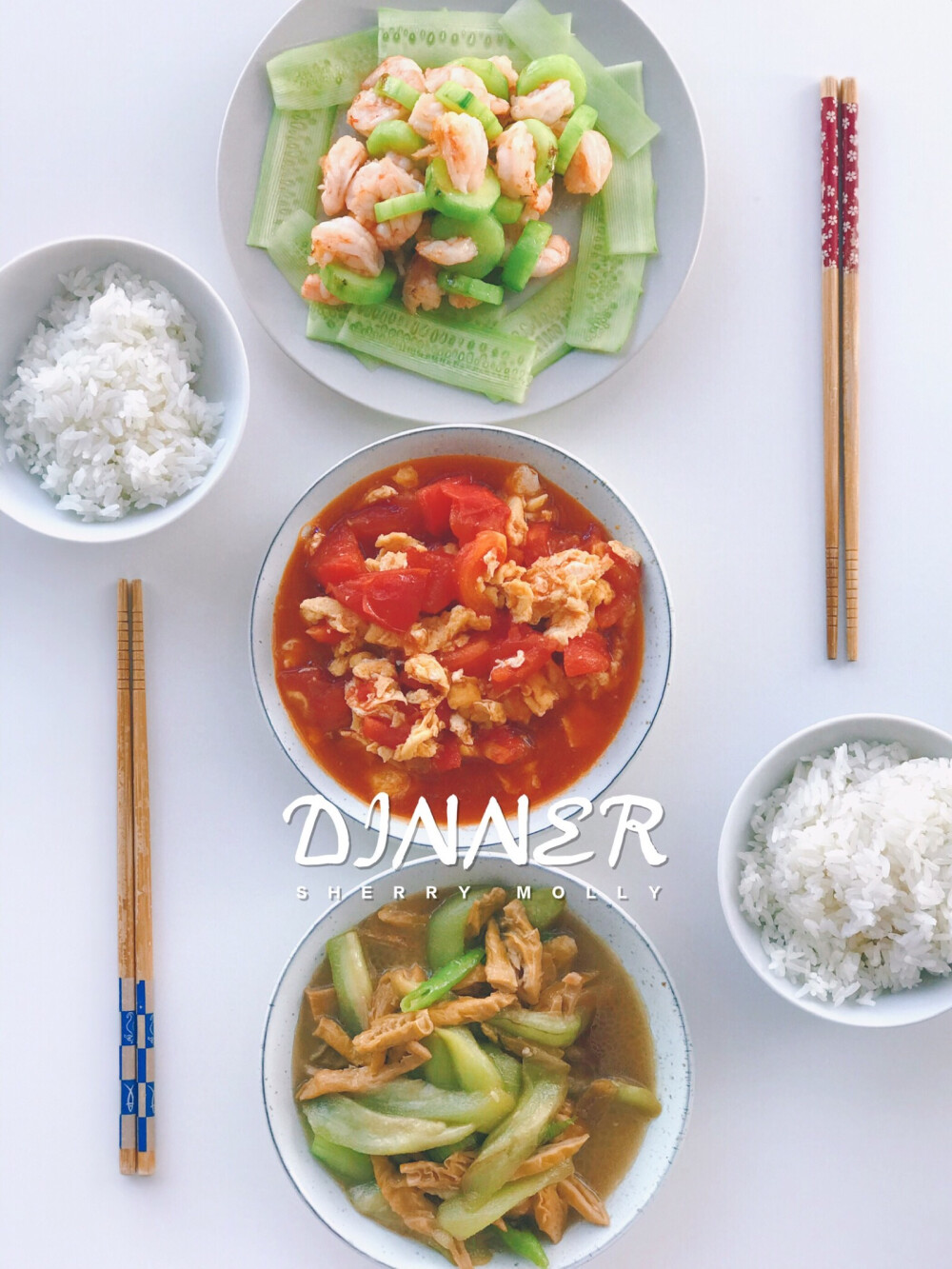 今天三个菜都有Molly参与呢～
炒番茄会有油溅上来 /剥虾壳会划破手皮
做一顿饭下来 超级热 满脸是汗
她说不明白为什么我爱做看起来这么危险的事 还要费很多功夫去做几个小菜
我说呀～等吃进嘴的那一下子 你会都明白的