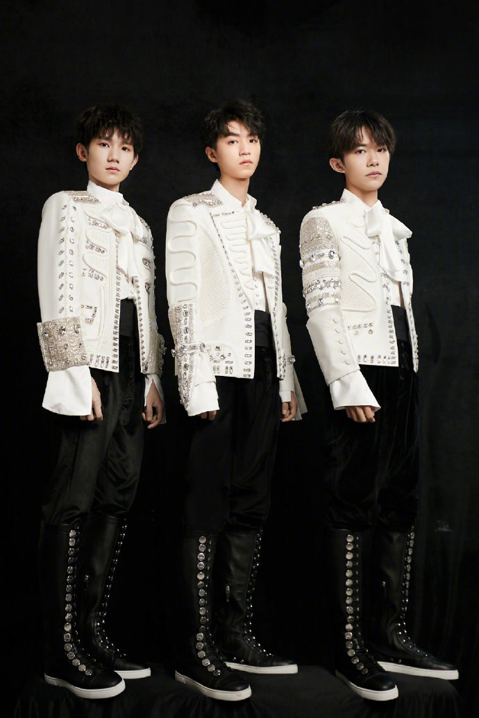 TFBOYS超话 王俊凯 / 王源 / 易烊千玺「告白TheFever」六周年演唱会, 合体六套舞台造型, 黑金斗篷, 贵族王子范, 格子牛仔装, 慵懒睡衣风... 这次不只是少年偶像, 也是满分吸引力的小男友. #TFBOYS告白TheFever六周年演唱会# ​​​​