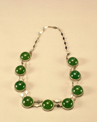 白金镶翠项链，清，链围颈16.5厘米，翠嵌件直径1.9厘米