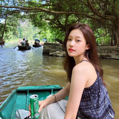 女头像 By：李倩