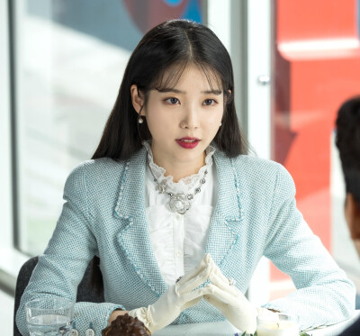 IU《德鲁纳酒店》