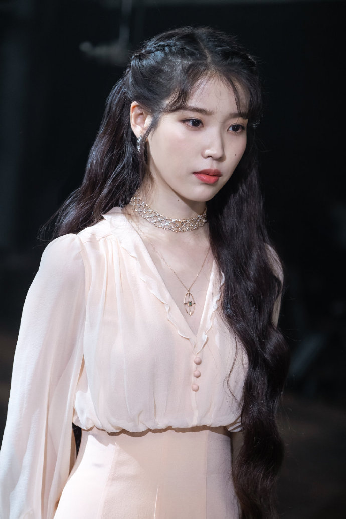 IU《德鲁纳酒店》