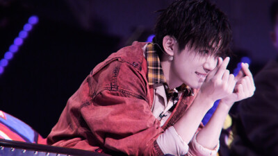 橙光素材易烊千玺
®dt程点星