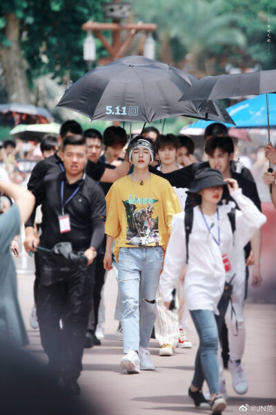 这一生，天空太远，花期太短，幸好我们曾相遇。——烟罗《小情书》