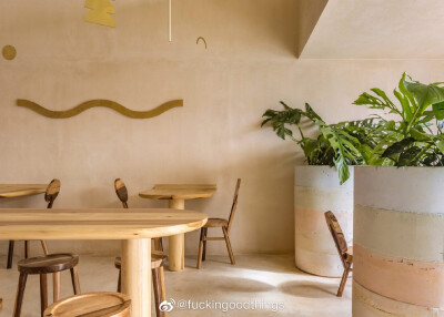 餐厅 / Stripy concrete planters punctuate Maku poke bowl restaurant in Cancun ​​​