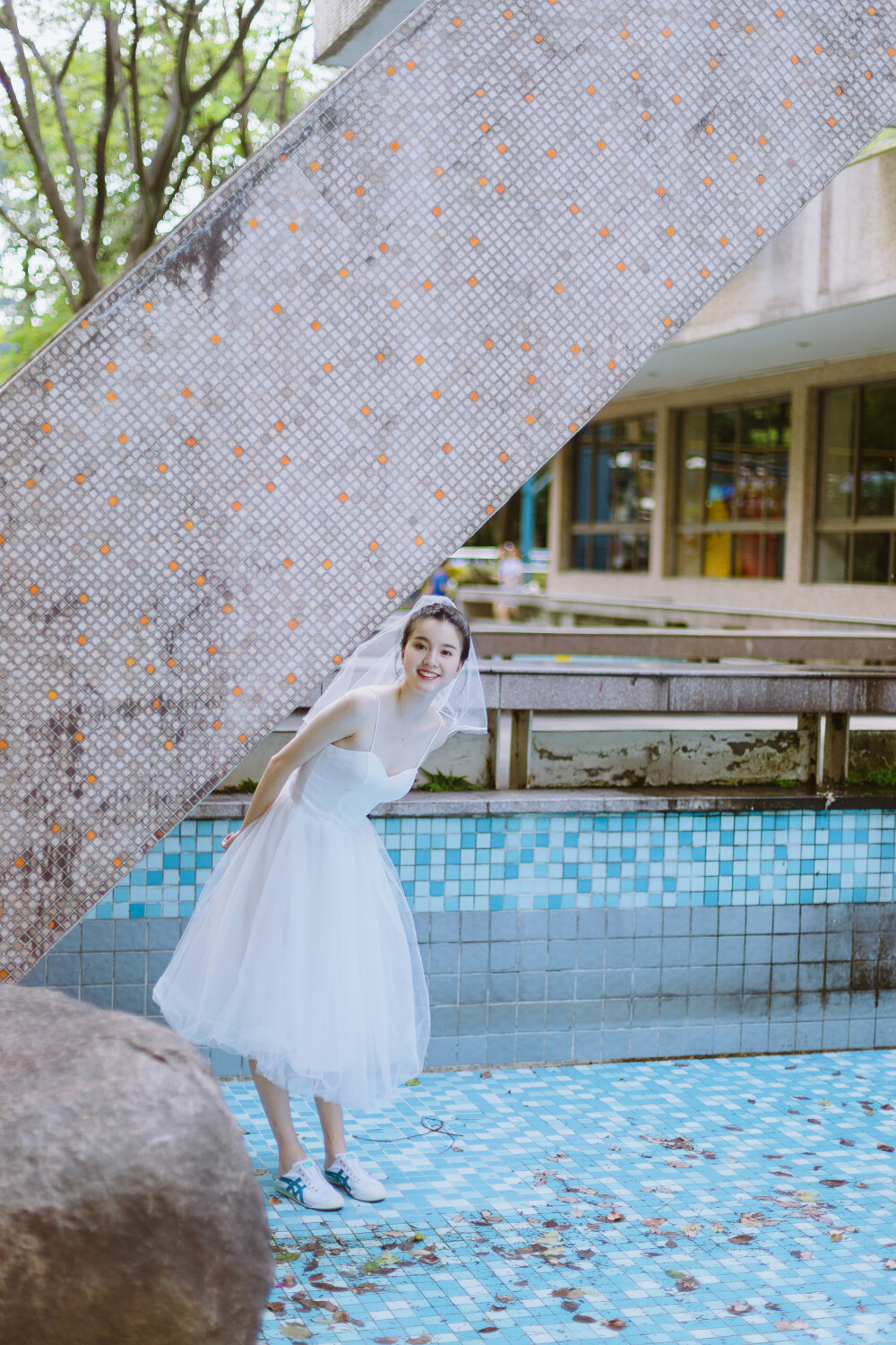 在夏天结束之前穿上小裙子拍照
摄影：洪小漩
出镜：莹莹
这个夏日，我和莹莹互相放了几次鸽子后，终于在少年宫碰了头。
我说，这条裙子，我在买的时候就想好了，你穿起来拍照一定很好看。要是没能拍到，我一定会遗憾一整个夏天的。
好幸运，赶在立秋到来之前，心愿达成。
夏季的天空，瓦蓝瓦蓝，云朵也是厚实得让人产生一种莫名其妙的安全感。这样的天空在冬天是很难得的，所以我很珍惜。
喜欢饱和度高的蓝天，色彩鲜艳的儿童公园对我来说，自然是同样正中下怀。当然，同样让我觉得美好至极的，还有青春正好的姑娘。
那天和莹莹聊天，她说，姐姐，从18岁到现在，你都有帮我拍照耶。
我想了想，好像是，时间好快。
谢谢那些姑娘，感激有你们的时光。