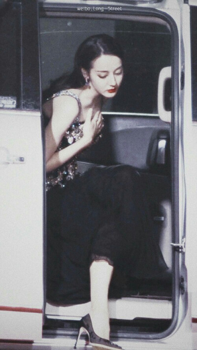 走秀出图，迪丽热巴。