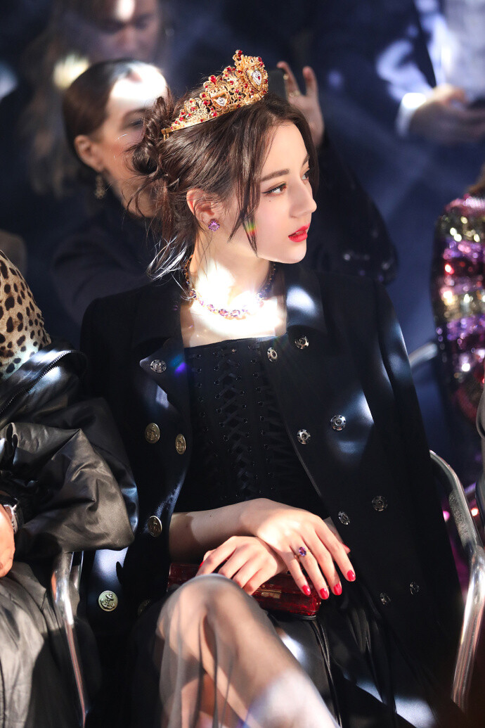 走秀出图，迪丽热巴。