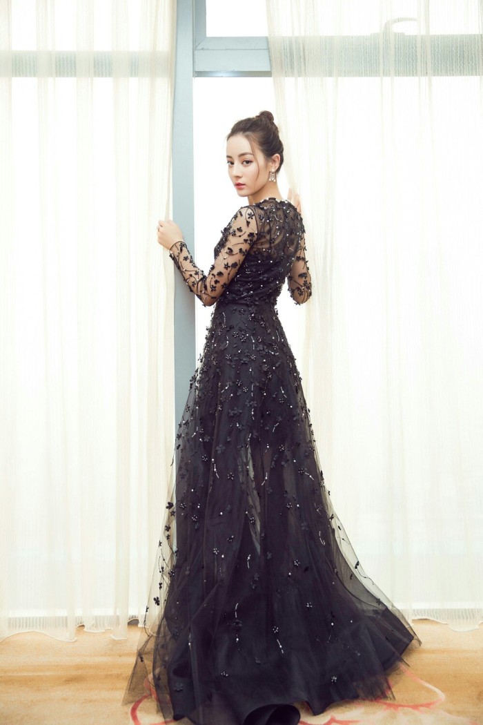 走秀出图，迪丽热巴。