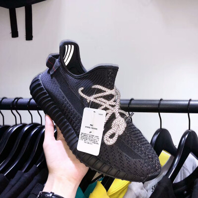 实拍
Yeezy黑天使
全套包装 情侣必选款