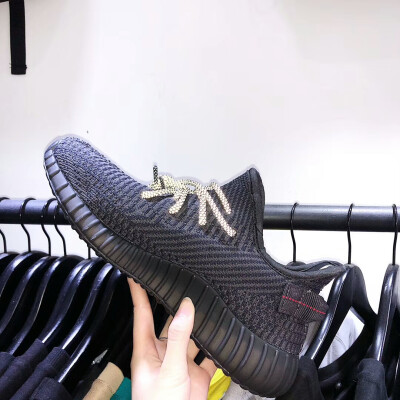 实拍
Yeezy黑天使
全套包装 情侣必选款