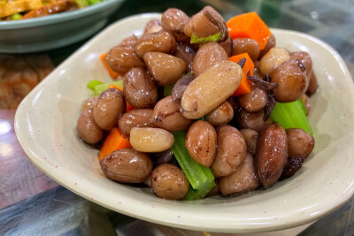 中山医院旁边的大食堂真的是宝藏 !!
素炒盘盘都好次 最喜莲藕
咸肉蒸蛋饺咸度刚好鲜鲜度调味我扒了一整碗饭
荤菜每天一模一样蒸鱼糖排红烧肉 白鸡酱鸭肥鱼熏
完全腻掉 !!
阿姨好了后我要吃好多好多的brunch补补我…