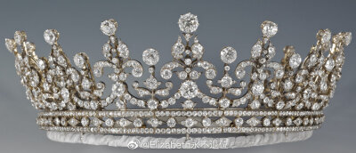 The Girls of Great Britain and Ireland Tiara 这顶名为“大不列颠及爱尔兰女孩”的钻石Tiara是玛丽王后在1893年收到的结婚礼物之一。从它的名字中我们就可以知晓，这顶Tiara是谁送的——嗯 没错，就是英国和爱尔兰…