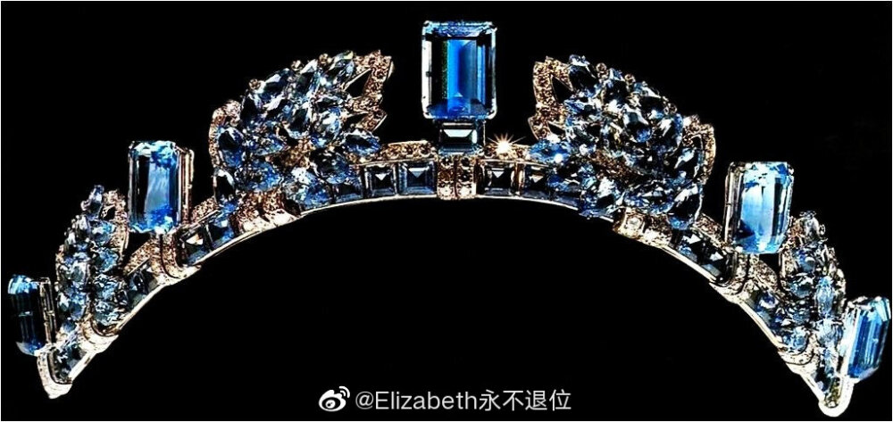 The Aquamarine Pine Flower Tiara 这顶海蓝宝配钻石Tiara是当年乔治六世国王送给妻子伊丽莎白的结婚某周年礼物,由卡地亚珠宝制造而成,很典型的装饰艺术风格，整体造型就是几坨海蓝宝&钻石松花+几个单颗的海蓝宝石。伊丽莎白王后当年也没佩戴过几次，就直接压箱底了，1973年时再拿出来把它作为结婚礼物送给了外孙女安妮公主。这么多年以来安妮佩戴它出镜的次数也不算特别的多，在她三顶常用Tiara里算是最少的了。后面Tiara历经了一次拆大改小，原本镶嵌在正中心着的一大坨碎海蓝宝&钻石松花，被安妮拆下来改造成了胸针，现在除了搭配Tiara在宴会的时候出镜，也会在日常场合各类场合佩戴。