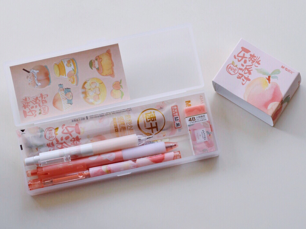 上学时最爱逛的地方就是文具店，那段时光单纯而美好，一支漂亮的笔就能让自己开心一阵子～要说买过最多的文具就是晨光了，上班后依然有做手帐的习惯，文具还是对晨光情有独钟～
虽然已经过了青葱年华，但是看到晨光的乐桃派对限定还是移不开视线！防磨一级棒的胶套本、涂改后依然写字顺滑的修正带、极简风中透着浪漫的笔盒套装以及最适合用来做手帐的蜜桃胶带，每一样都是我喜欢的样子，太养眼了～
也许工作会难免枯燥，但是给枯燥加点色彩会让心情好很多～谢谢晨光文具给我这个夏天注入了甜蜜的桃子味～而且101小姐姐刘人语代言晨光乐桃派对，我也算是拥有明星同款了～