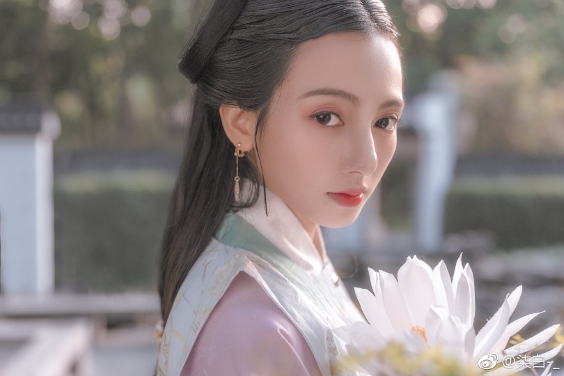 雨后寒轻
风前香软
春在梨花。
门外秋千
墙头红粉
深院谁家。
攝影/后期： @柒白-_
出境仙女：@烧酒咩糖
#深圳约拍##人像摄影##汉服##汉服摄影# #写真##广州约拍##香港约拍#