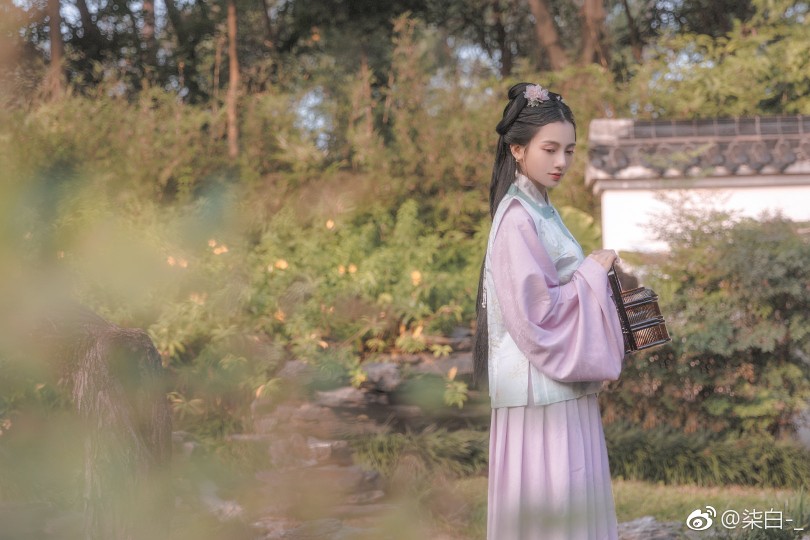 雨后寒轻
风前香软
春在梨花。
门外秋千
墙头红粉
深院谁家。
攝影/后期： @柒白-_
出境仙女：@烧酒咩糖
#深圳约拍##人像摄影##汉服##汉服摄影# #写真##广州约拍##香港约拍#