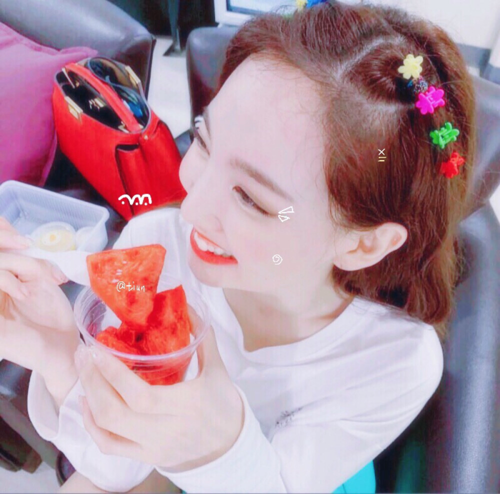 林娜琏Nayeon.自画自调.原截宋以丞
拿图扣1
禁二改.二传标明cr乔思恬