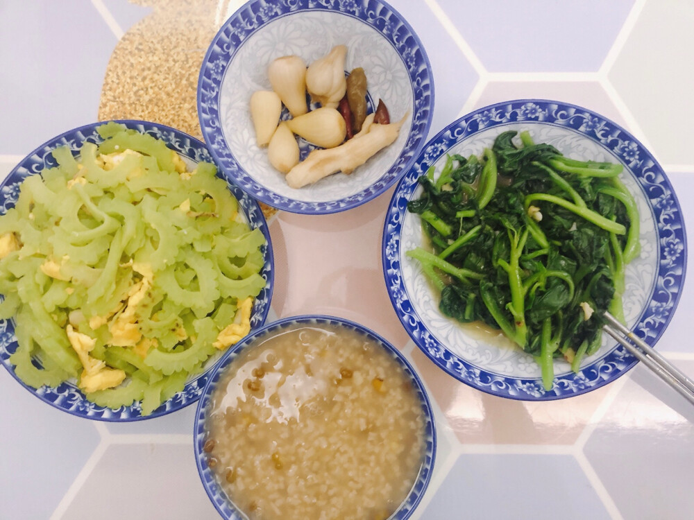 赛神仙
绿豆稀饭
泡菜
苦瓜炒蛋
木耳菜清炒