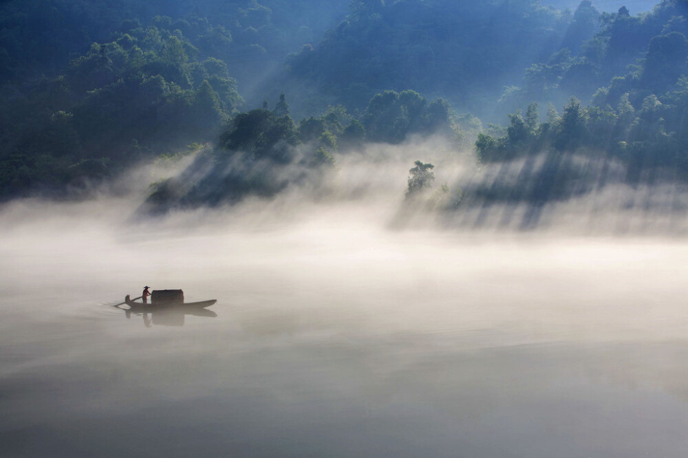 【情迷雾漫小东江】每当雨后初晴，江雾就越发浓重，雾气顺着山谷不停的外溢，当太阳从山峰后面探出头来，把第一缕阳光投向江面的时候，河谷浓雾顿时会被万道金色的阳光穿透，呈现出一片云蒸霞蔚的辉煌景色，她就像一幅浓墨重彩的中国山水大写意。图/lex