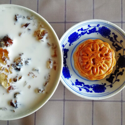 早餐打卡：桃胶炖奶+月饼