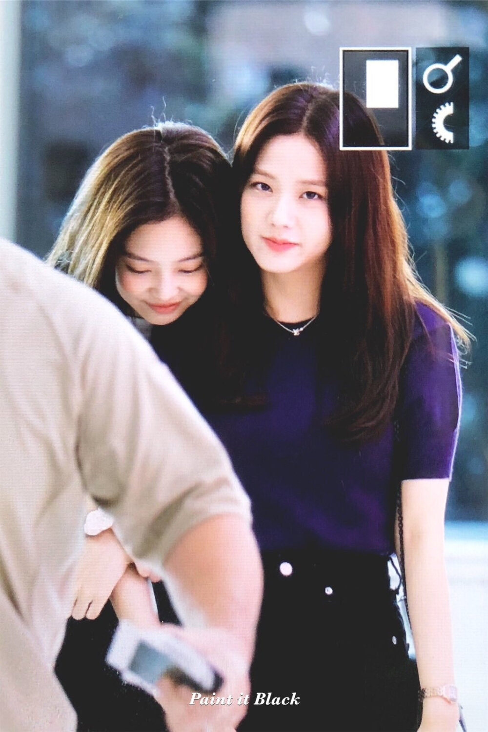 jenniejisoo金浦机场出境饭拍crlogo