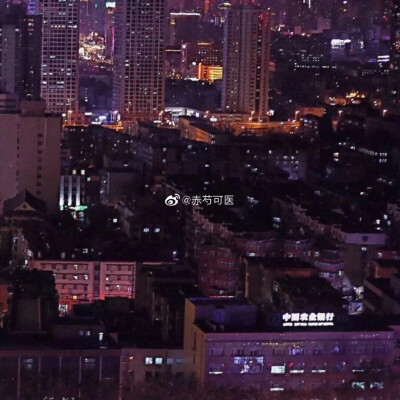 烟花接二连三铺上黑夜
#朋友圈背景图# ​​​