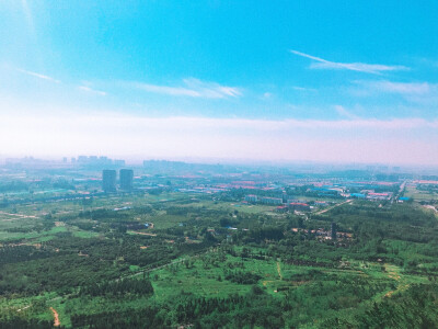 秋高气爽来爬爬山
太阳伞⛱️，遮阳帽
墨镜️，防晒衣……
统统不带，尽情感受阳光☀️