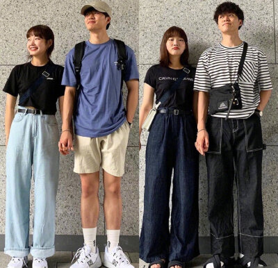 一对韩国情侣宽松休闲的Couple Look。 ​​​