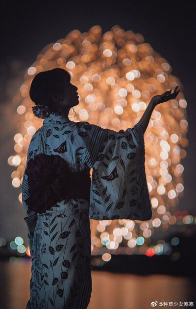 花火と浴衣
夏天，想去看一场花火大会！