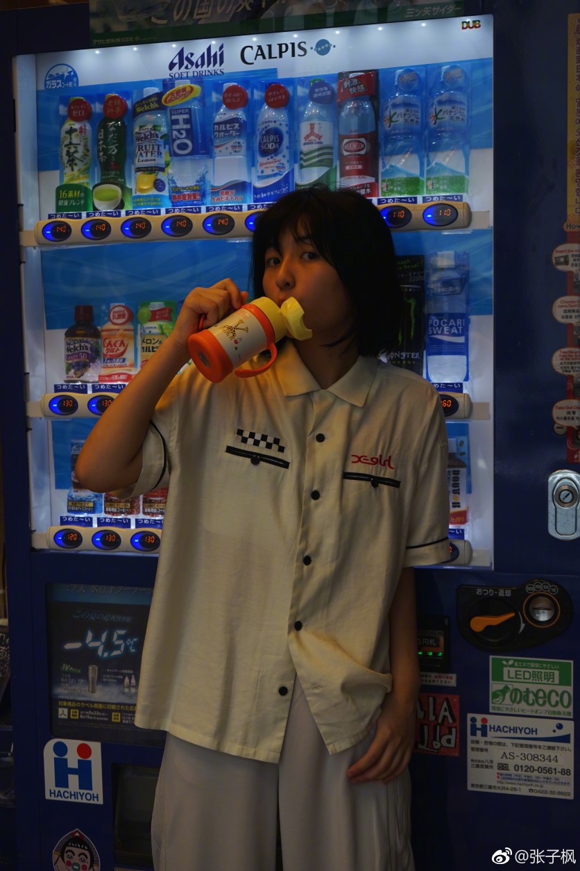 张子枫港风ins可爱俏皮生活