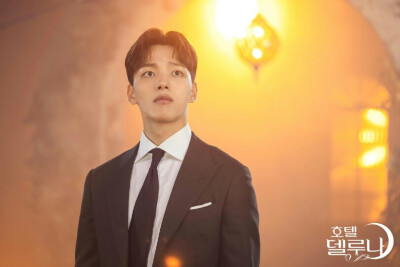 吕珍九（饰具灿星）