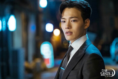 吕珍九（饰具灿星）