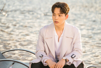 吕珍九（饰具灿星）