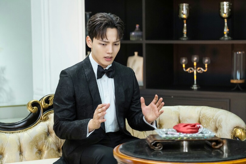 吕珍九（饰具灿星）