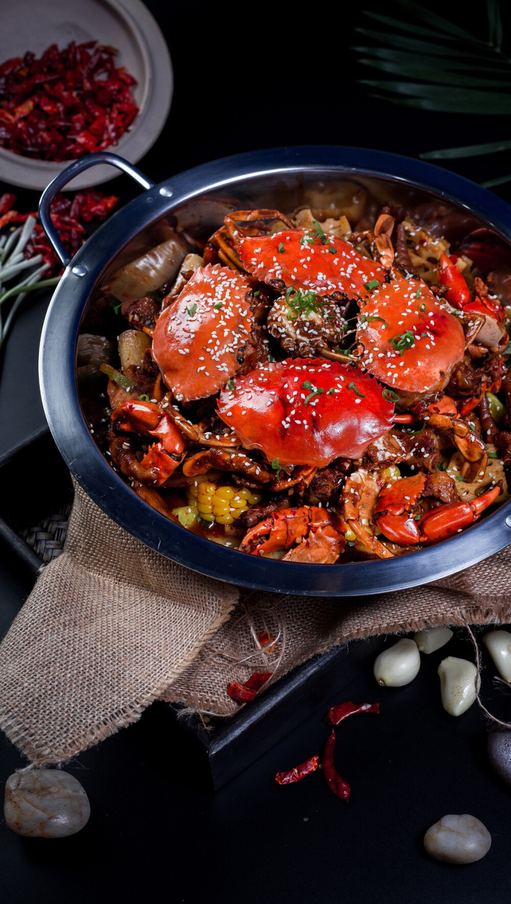 【香辣蟹做法】食材：肉蟹、葱、姜、花椒、盐、白糖、白酒、干辣椒、料酒、醋、鸡精、食用油 做法：1.将肉蟹放在器皿中加入适量白酒，蟹醉后去腮，胃，肠切成块；2将葱、姜洗净，葱切成段，姜切成片；3.坐锅点火放油，油至三成热时，放入花椒、干辣椒炒出麻辣香味时，加入姜片、葱段、蟹块，倒入料酒、醋、白糖、盐翻炒均匀出锅即食