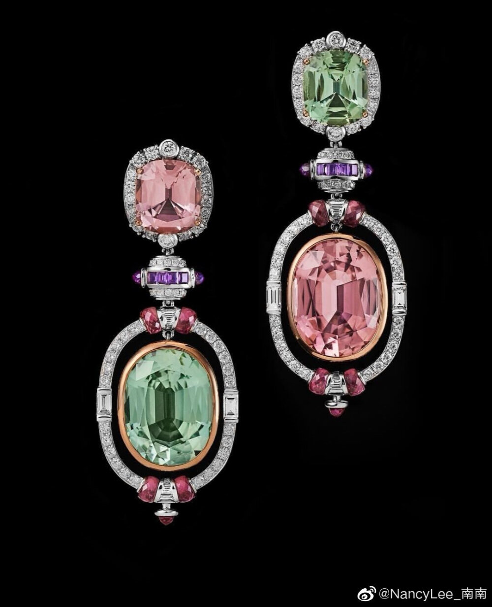 BaoBao Wan Fine Jewelry,由京港社交名媛万宝宝创立于2007年。
万宝宝说，珠宝对于女人而言，意味着安全感。她将自身经历和对生活的感受都设计进珠宝，深受众多一线明星的热爱。 ​​​