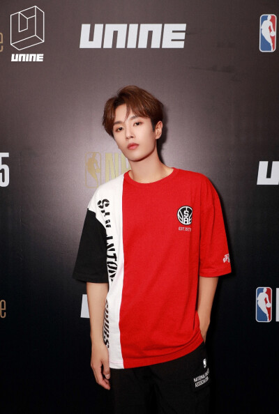 #UNINE# #NBA5v5# 决赛现场表演《Like A Gentleman》和 #NBASummer# 主题曲 《Bomba》嗨翻全场，#NBA Style X UNINE# 特别的舞台，NANO喜欢吗？[心]