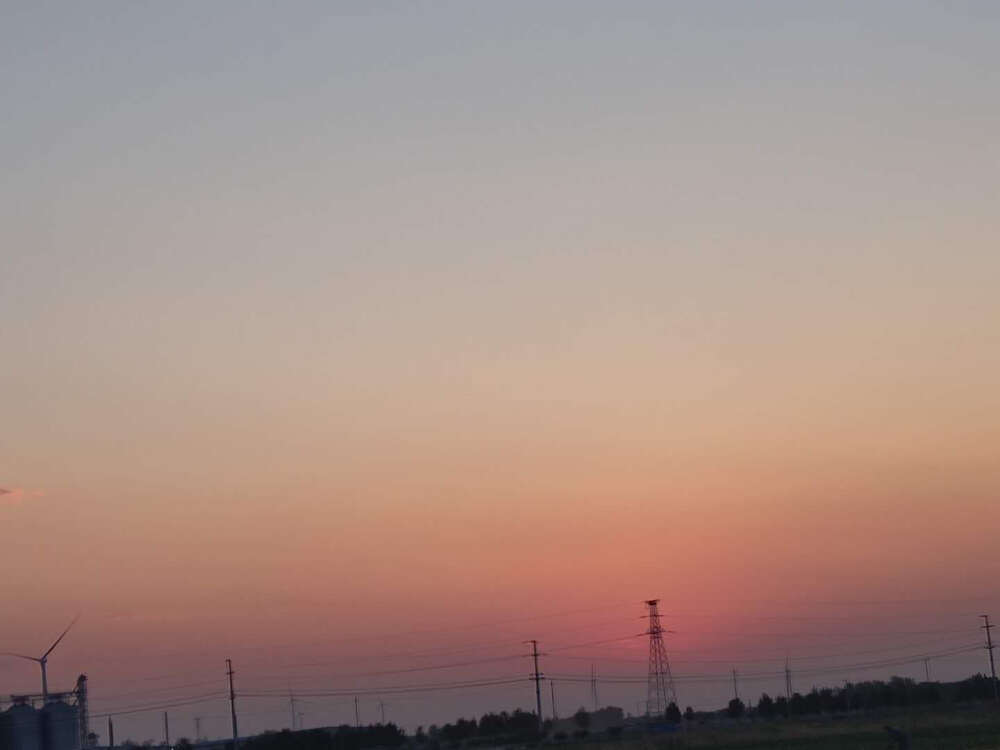 夏天的天空，总是挂着迷人的色彩，有点深沉却带着浪漫。天空的云朵在晚霞的映射下，五彩缤纷，幽悠的明艳着自己的美丽。