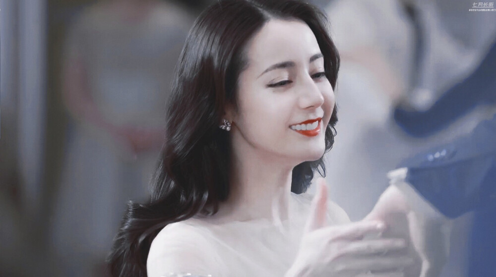 cr：七月长街
饭修/迪丽热巴代言飘柔洗发水