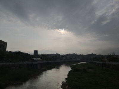 河水/阳光/天空