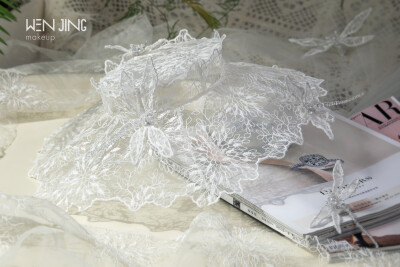时尚镂空帽饰
透明支架打好底
覆上蕾丝纱布
阳光洒下斑驳光影
点缀纯手工蜻蜓装饰
凹造型的加分项喔~
手作:浪浪老师