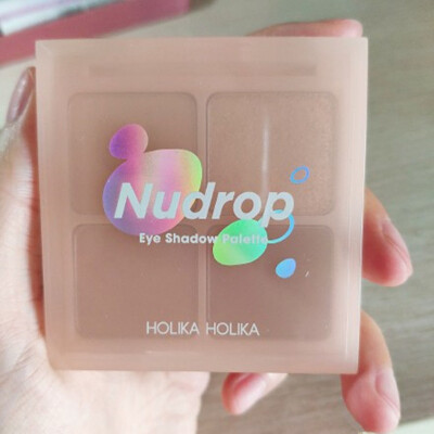 Holika Holika春季限定❤️Nudrop四色眼影盘 | 06真是是温柔开挂，有点大地色随便涂不出错，特别喜欢blingbling的那一小块用来提亮眼头和眼中都不错
在视觉上不会有肿泡眼的错觉，花在双眼皮褶皱位置 不积线，也不…