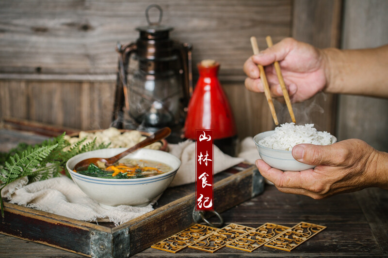 人间烟火都在四季餐桌上，那些个油盐酱醋茶，那些个平淡的时辰，那些个人情往来，那些个市井脚步里，常人朴素的愿望，和如期的日升月落。 ​​​​