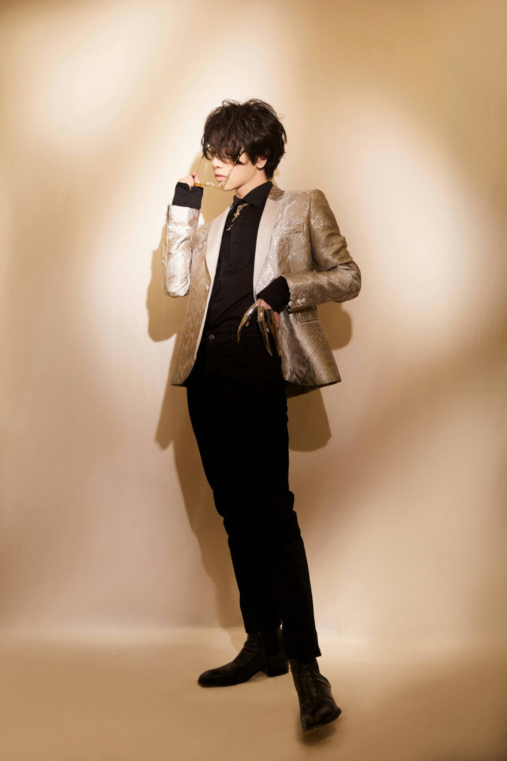 华晨宇金属指套