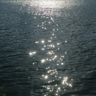 太阳强烈，水波温柔。