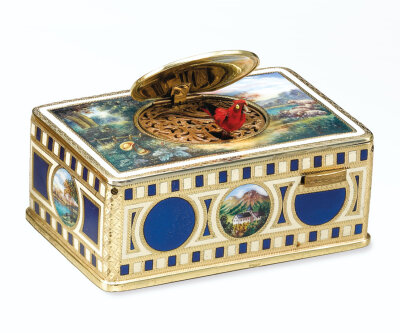 古董鸟鸣音乐盒（SINGING BIRD BOX ），说它是有钱人的玩物，一点都不夸张。小小的盒子，复杂的动偶和高低音鸟鸣功能，造就了它生来就昂贵无比，图一欧洲1800年制做的黄金，珐琅和珍珠椭圆形鸟鸣音乐盒在苏富比拍卖…