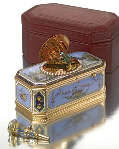 古董鸟鸣音乐盒（SINGING BIRD BOX ），说它是有钱人的玩物，一点都不夸张。小小的盒子，复杂的动偶和高低音鸟鸣功能，造就了它生来就昂贵无比，图一欧洲1800年制做的黄金，珐琅和珍珠椭圆形鸟鸣音乐盒在苏富比拍卖…