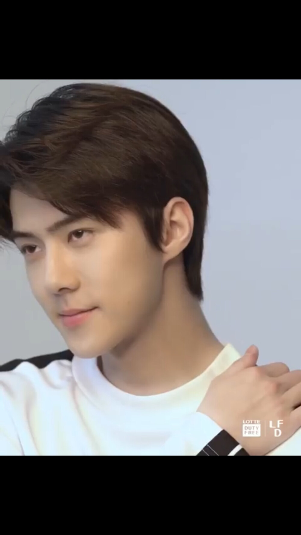 吴世勋/lotte duty free sehun focus/720p壁纸自截+翩翩白衣吴公子+移动的雕像+镜头脸+黑发白衣魅力笑眼+穿白衣服的男孩子都是清透的大男孩啊