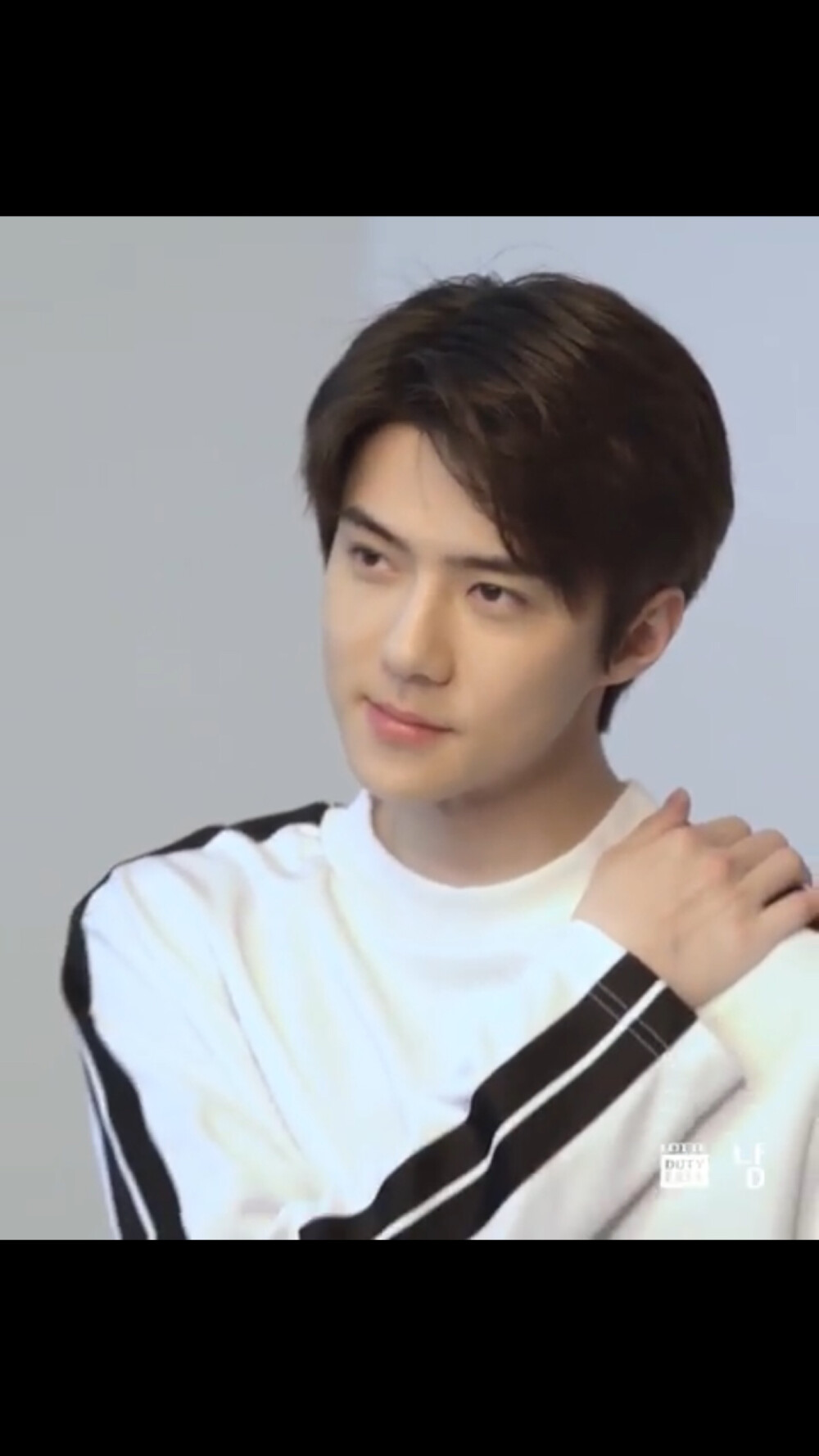 吴世勋/lotte duty free sehun focus/720p壁纸自截+翩翩白衣吴公子+移动的雕像+镜头脸+黑发白衣魅力笑眼+穿白衣服的男孩子都是清透的大男孩啊